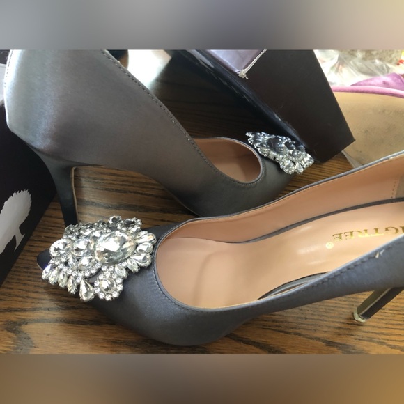 NWOT  BIG TREE Silver & Jeweled Pumps Shoes  Size 9 1/2 - Picture 2 of 3